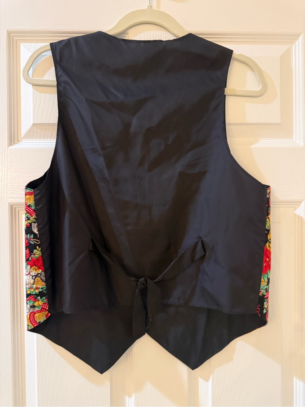 Vintage Black Xmas 100% Cotton Vest with Red Poinsettias & Multicolor Cat Motif - Picture 3 of 6